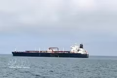一艘液化石油气（LPG）油轮穿越霍尔木兹海峡后，停靠在印度古吉拉特邦的一个港口。图自越通社