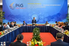 越南教育培训部副部长阮文福主持讨论会。图自越通社