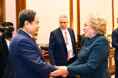 越南国会主席陈青敏与俄罗斯联邦委员会主席瓦莲金娜·马特维延科。图自越通社