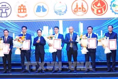 西宁省人民委员会副主席黄文山接受“全国最具大型企业吸引力地区”证书。图自越通社