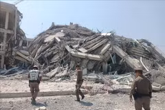 2025 年 3 月 28 日，泰国曼谷一栋建筑物因缅甸地震影响而倒塌。图自新华社/越通社