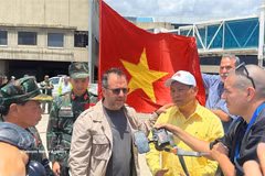委内瑞拉外交部长伊万·希尔·平托在机场迎接越南代表团。图自越通社