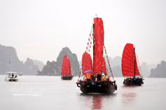三舷船体验旅游产品亮相下龙湾。图自越通社