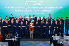 越南政府总理范明政与出席2025年东盟未来论坛的各代表团团长。图自越通社