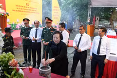 越南政府副总理、中央书记处书记、国家烈士遗骸寻找、归集和身份确认指导委员会主任范氏清茶和各位代表在烈士遗骸搜寻发掘前向各位英烈进香。图自越通社