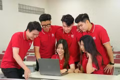 河内国家大学管理与商业学院学生。图自Vietnam+