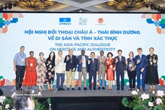 参加对话会的代表们合影。图自越通社