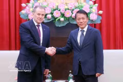 越共中央政治局委员、公安部长梁三光大将与俄罗斯联邦处罚执行局局长阿尔卡季·亚历山德罗维奇·戈斯捷夫大将。图自越通社