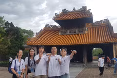 越南语是连接海外越裔青少年与祖国家乡的纽带。图为旅外越南人子女积极参加由外交部海外越南人国家委员会举办的越南夏令营活动。图自vietnamnet.vn