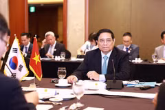 越南政府总理范明政与韩国半导体、人工智能领域专家、科学家座谈交流。图自越通社