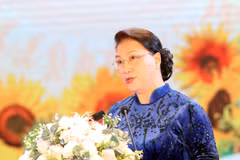 国会主席阮氏金银出席国民经济大学教师节纪念典礼