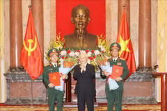阮富仲总书记向晋升上将军衔的同志颁发命令状