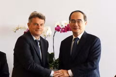胡志明市市委书记阮善仁会见法国共产党全民书记法比安·鲁塞尔