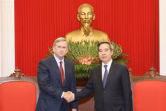 越共中央经济部部长阮文平会见美国高通公司执行副总裁