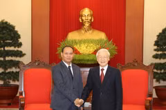 越共中央总书记、国家主席阮富仲会见老挝国家安全部高级代表团