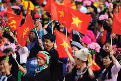经济增长，人民生活日益得到改善
