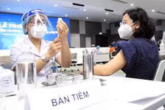 胡志明市2022年壬寅春节期间不间断地开展新冠疫苗接种工作