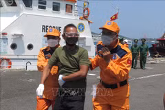 第四区越南海事搜救协调中心及时将一名患病外籍船员送上岸就医