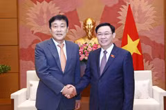 越南国会主席王廷惠会见韩亚金融集团总裁金正泰