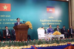 越南政府总理范明政与柬埔寨首相洪森出席越柬贸易投资促进论坛