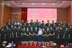 为老挝人民军举行军事历史专业培训活动