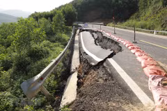 组图：广平省公路交通因暴雨洪水损毁严重
