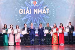 政府总理范明政出席第九届全国对外新闻奖颁奖仪式并发表重要讲话 