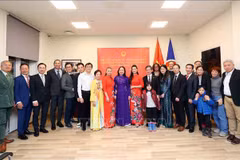 越南国家副主席武氏映春与旅挪越南人举行见面会