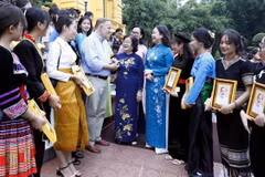 关心少数民族青年人才培养