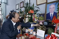 国家主席阮春福春节前走访慰问党和国家已故领导人家属