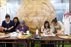 越新两国政府总理夫人参观残疾人布贴画合作社