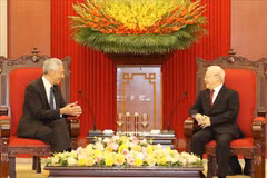 越共中央总书记阮富仲会见新加坡总理李显龙