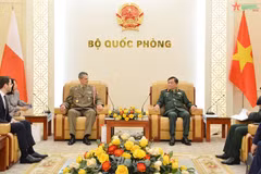 国防部副部长黄春战会见波兰驻越南武官雅罗斯瓦夫邦达尔斯基