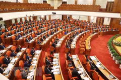 越共十三届中央委员会任期中期会议公报（第二个工作日）