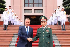 越南国防部部长潘文江大将与法国国防部部长塞巴斯蒂安·勒科尔尼。图自越通社