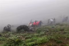 5月20日，救援人员在飞机失事现场转移遇难者遗体。图自法新社/越通社