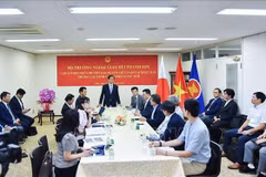 越南外交部部长裴青山在对日本进行正式访问期间于8月7日晚与旅日越南知识分子代表举行见面会。图自越通社