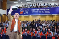 东帝汶总统若泽·拉莫斯·奥尔塔与越南外交学院大学生合影。图自越通社