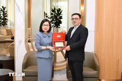 越通社副社长段氏雪绒与阿塞拜疆国家新闻社社长武加尔·阿利耶夫。图自越通社