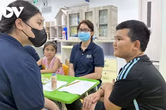 为胡志明市小病患带来欢乐的课堂。图自《越南之声》