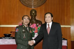 越南祖国阵线中央委员会主席陈青敏会见柬埔寨皇家武装部队三军副参谋长嗲沙润