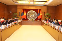 越南国会主席阮氏金银与蒙古国家大呼拉尔主席恩赫包勒德举行会谈