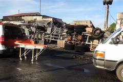 越南平福省一辆油罐车着火致6人死亡15间房屋烧毁 