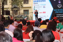 2018年国民经济大学招聘会吸引众多大学生参加