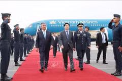 国家主席梁强抵达利马, 开始访问秘鲁和出席APEC领导人会议周之行。图自越通社