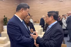 政府总理范明政与中共中央总书记、国家主席习近平进行短暂会晤