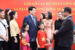 国家主席梁强与越南驻智利大使馆工作人员和旅智越侨会面。图自越通社