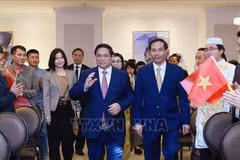 政府总理范明政与旅居卡塔尔越南大使馆工作人员和旅卡越南人代表会面。图自越通社