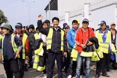 越南劳动者回到内排国际机场