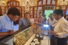 越南美术博物馆职工对艺术追求的孜孜不倦